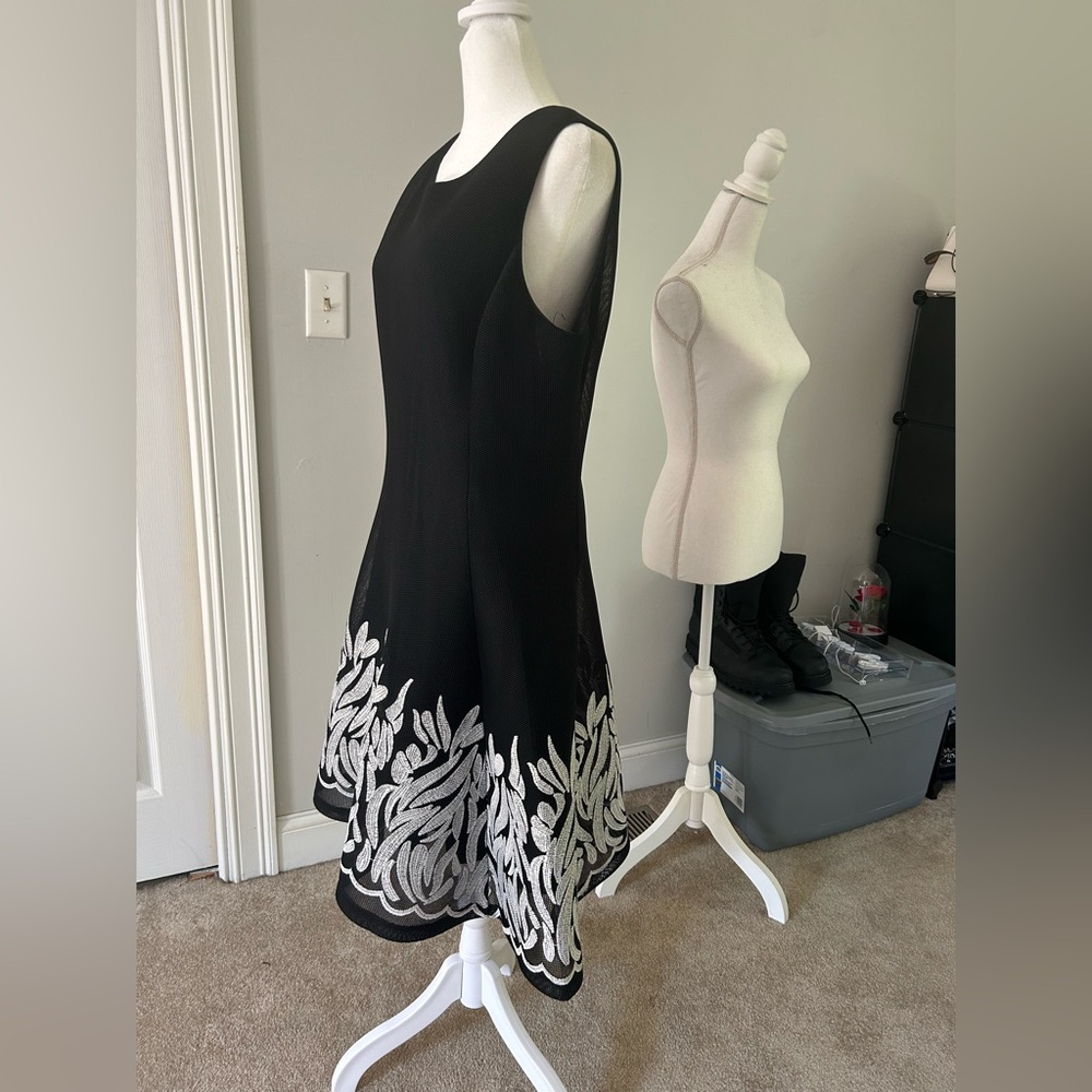 Embroidered Mesh Sleeveless Fit-and-flare Dress - Picture 5 of 11